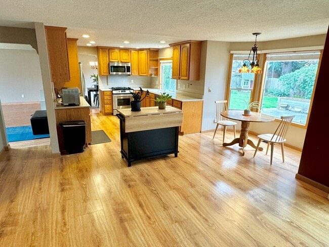 Building Photo - Linwood Neighborhood, Milwaukie Home on Quiet Cul-de-sac, 2 Car Garage, A/C, Huge Fenced Backyard