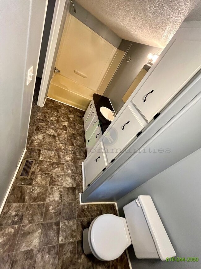 Building Photo - 3 Bedroom Mobile Home! Available NOW! Midd...