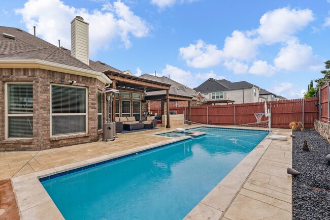 Building Photo - Luxurious in Little Elm