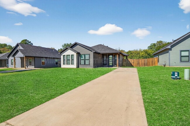 Building Photo - 1425 S 7th Ave