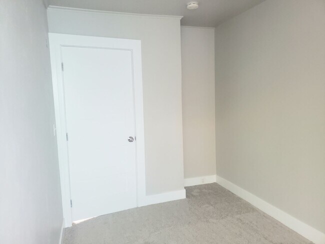 Building Photo - 3 Bedroom Near Elevator and Downtown Orego...