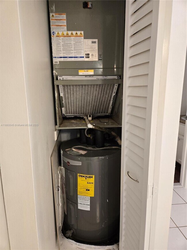 Building Photo - 3730 Inverrary Dr