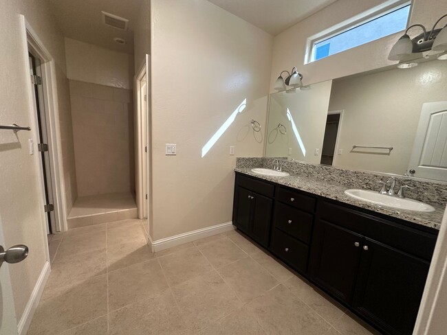 Building Photo - Must see this immaculate home!!!