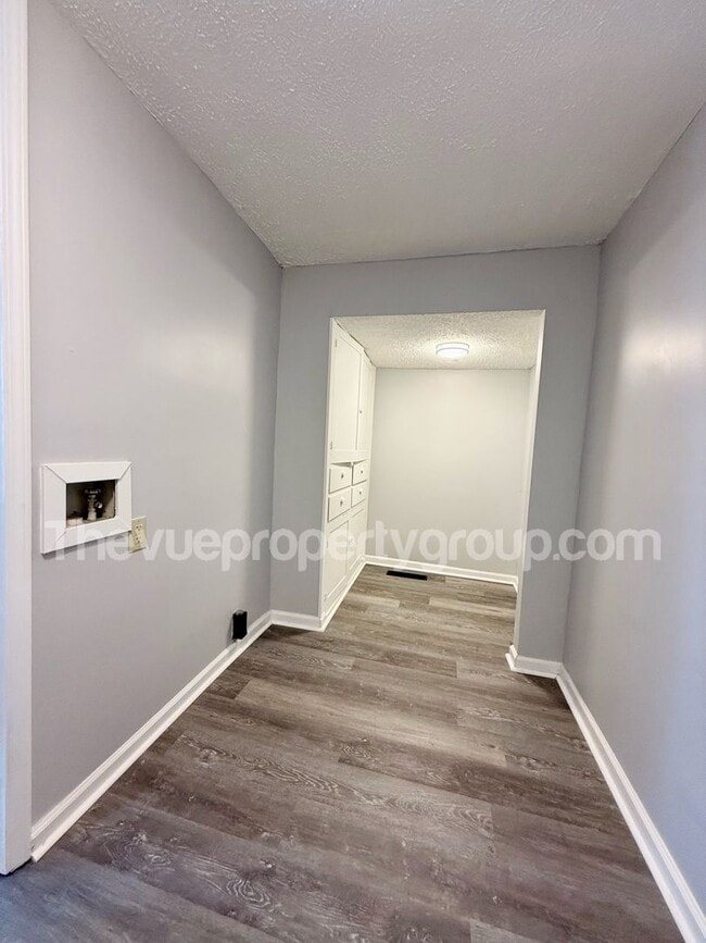 Building Photo - Remodeled 3 Bed, 2 Bath Home with Luxuriou...