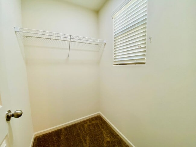 Building Photo - $2,195 DeWolf & Barstow, 3 Bedroom - Joy Dr, Clovis / Community Pool