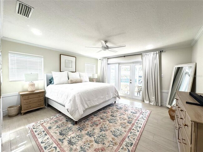 Building Photo - 1004 SE 5th Ave