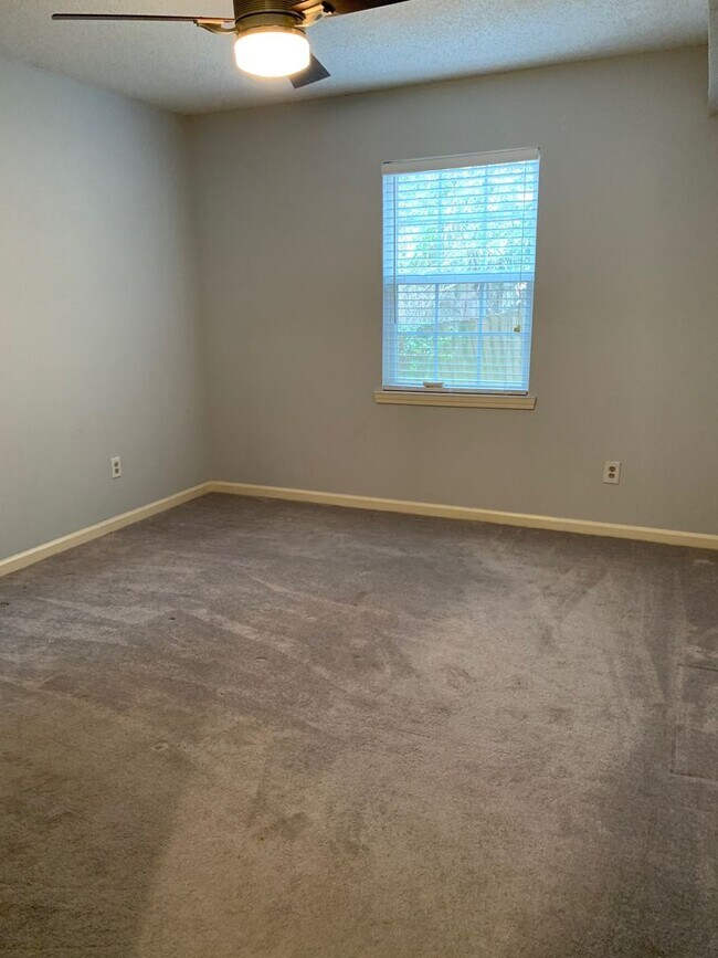 Building Photo - Winfield Chase Condo 2 BR 1 BA off Prince ...