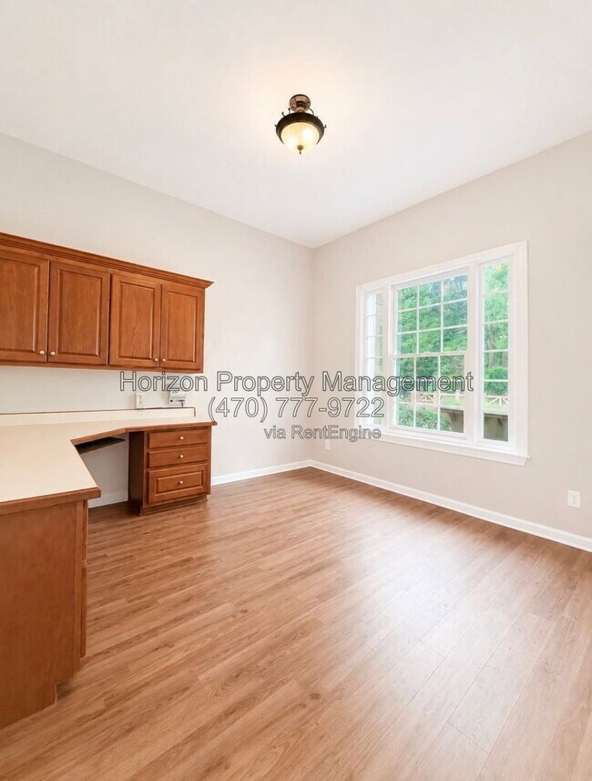 Building Photo - 3235 Bentwood Close