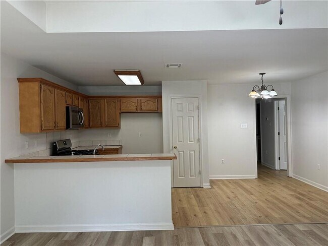 Building Photo - 1102 W 22nd Ave