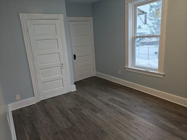 Building Photo - 115 Maple St