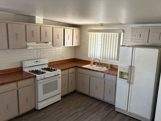 Building Photo - Classic Eastside 3/2 SFR - Move In Special!!!