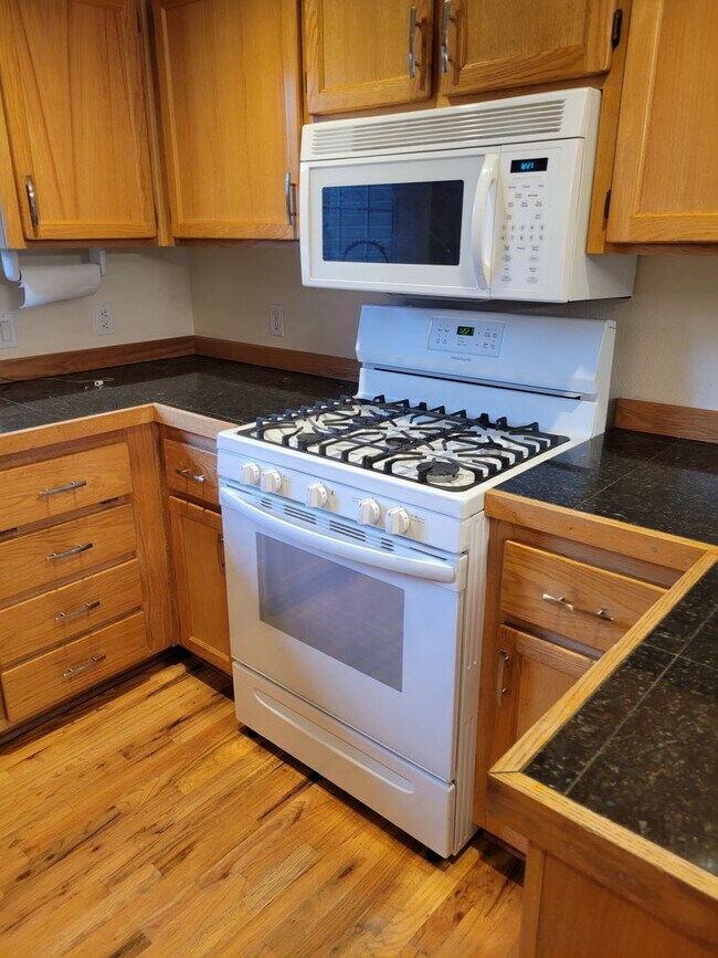 Building Photo - Newly painted  2,000+ sq home with RV parking