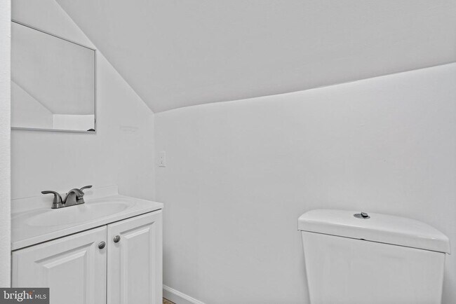 Building Photo - 716 E Railroad Ave