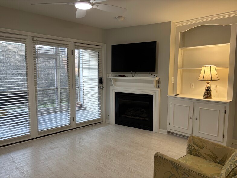 Building Photo - 2730 Brownsboro Rd