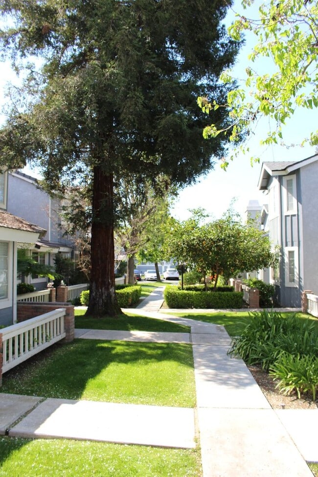 Building Photo - 2600 Brookside Dr
