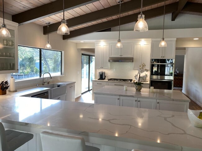 Building Photo - 121 Degas Rd