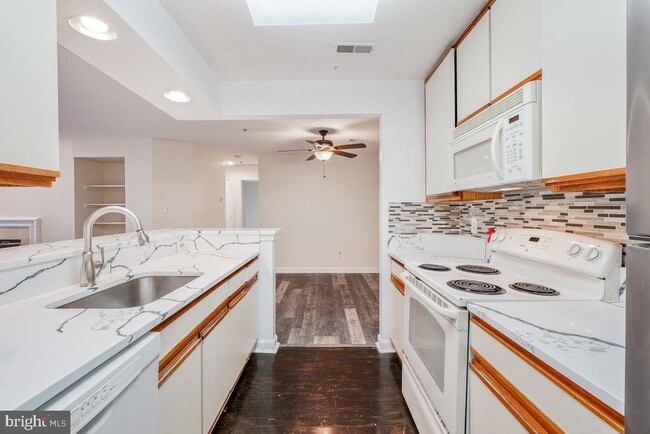 Building Photo - 3301 Sir Thomas Dr