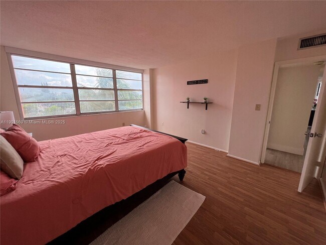 Building Photo - 1301 NE Miami Gardens Dr