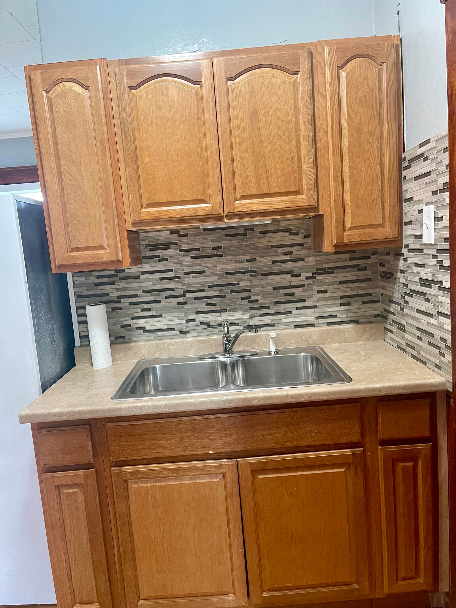 Kitchen sink - 348 Rollstone St