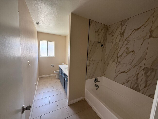 Building Photo - Duplex! 2 bedrooms 2 bathrooms