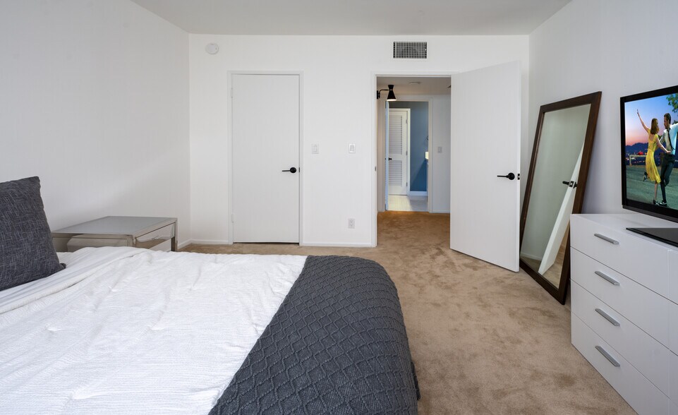 Building Photo - 927 N Kings Rd