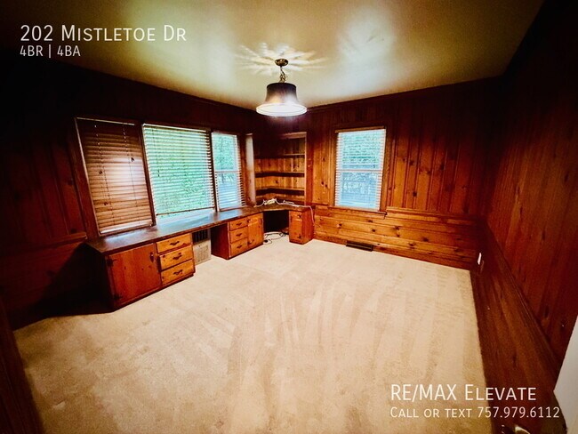 Building Photo - 202 Mistletoe Dr