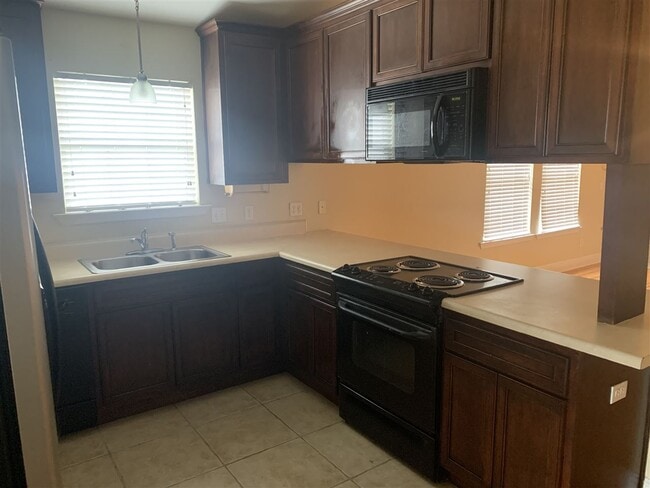 Building Photo - 1445 Crescent Hills Dr