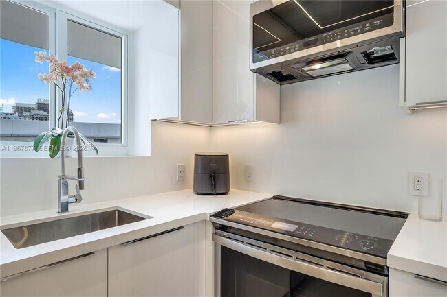 Building Photo - 10190 Collins Ave