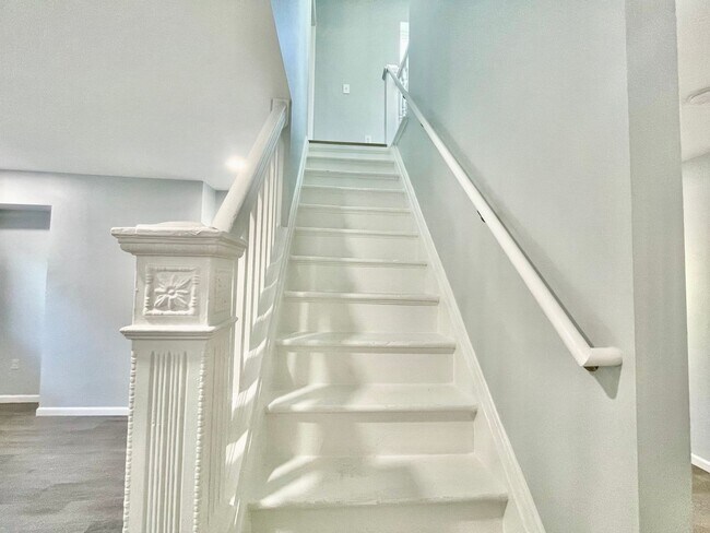 Building Photo - Bright and Updated 2 Bedroom 1.5 Bath House in Oakland