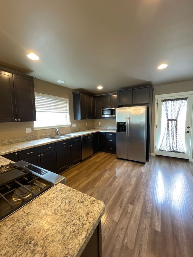 Building Photo - 3 Bedroom /2.5 bath in Prineville's Iron H...