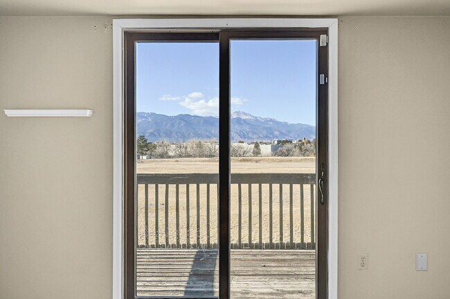 Building Photo - $1,895.00 with $300 OFF First Month's Rent, 2 Bedrooms, 1.5 Bathroom, Single Family Home in Color...