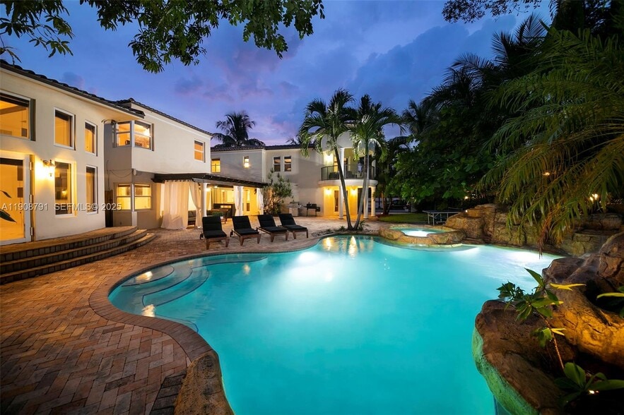 Building Photo - 1051 NE 89th St