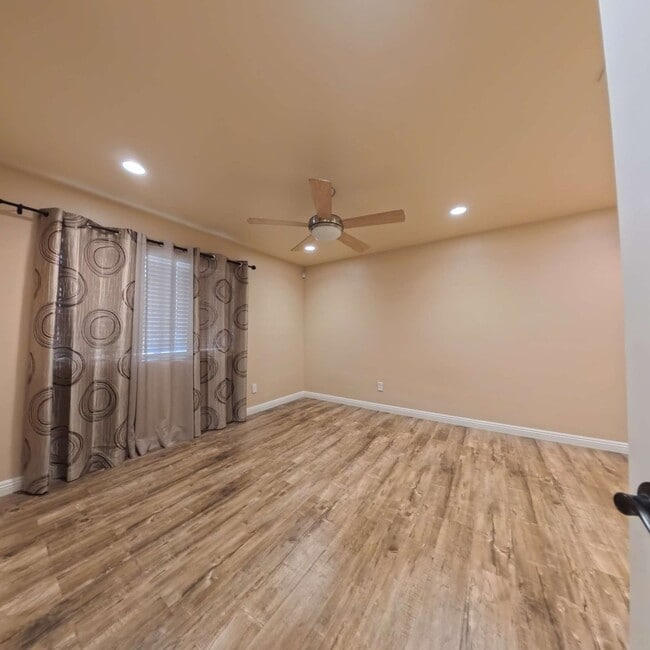 Building Photo - Highly Remodeled, 1st Floor Unit