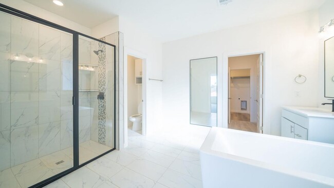 Building Photo - Modern/Newer Home in East Edmond + 4 bed +...