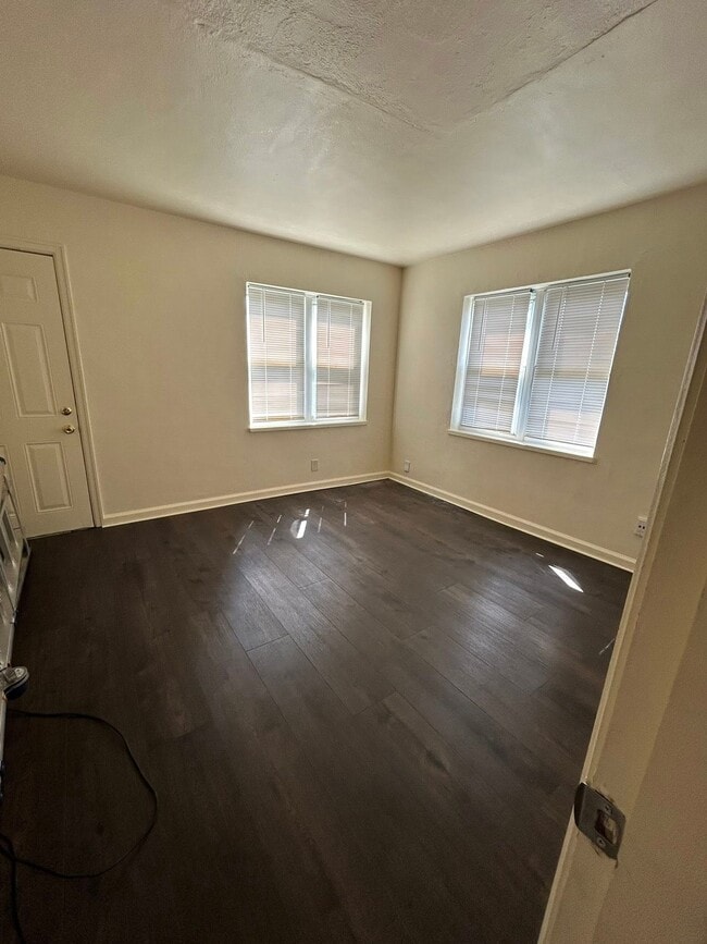 Building Photo - 638 Redwood Ave