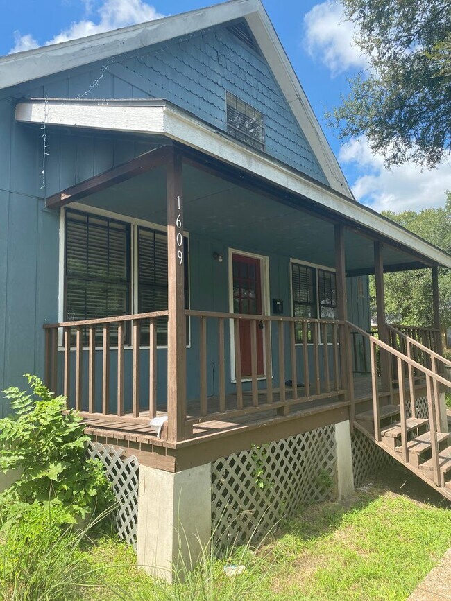 Building Photo - 4/3 Home in Clarksville! Incredible location! Available for August Prelease