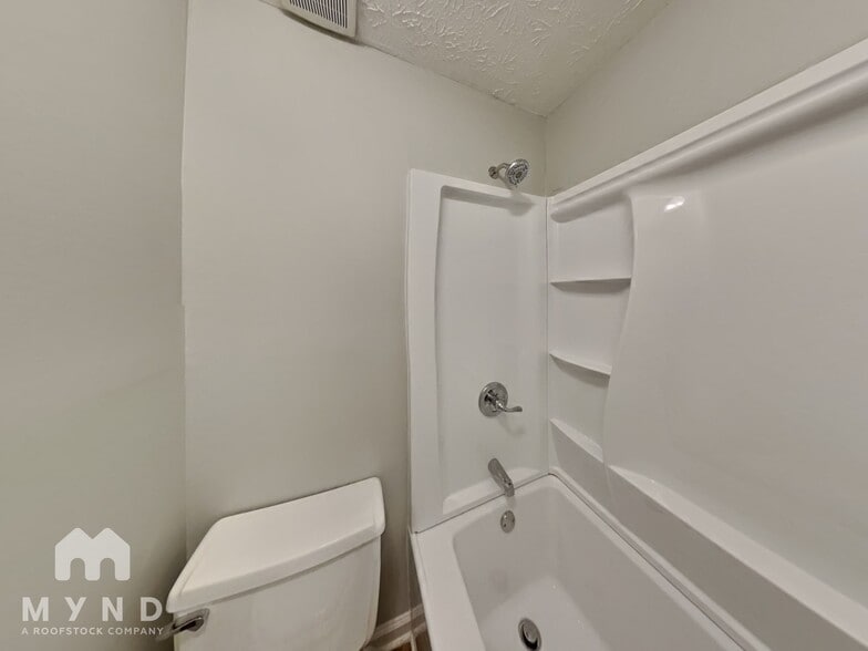 Building Photo - 3050 Brook Hollow Dr