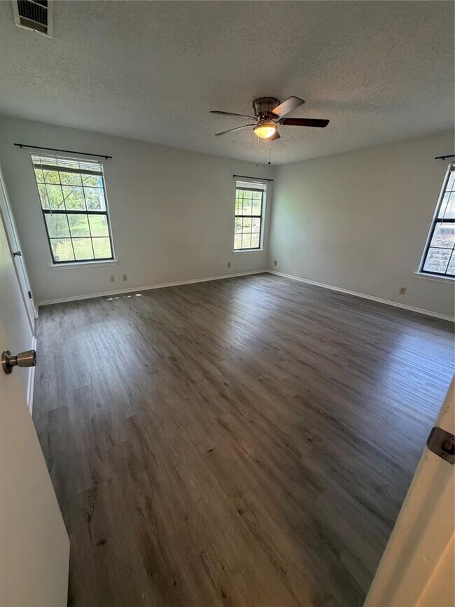 Building Photo - 11101 Oak Branch Dr