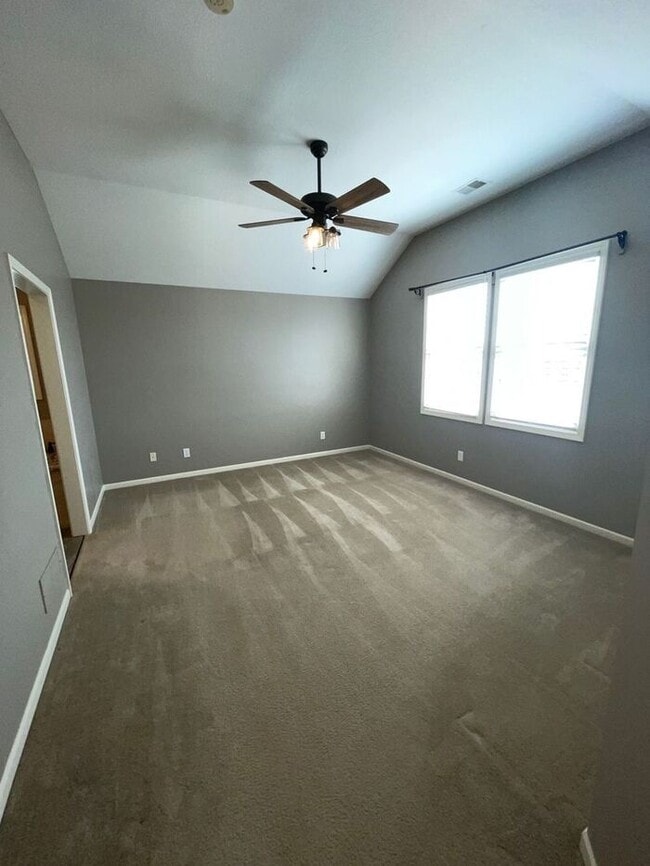 Building Photo - 5 Bedroom, 3 Bathroom California Split Sty...