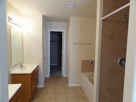 Building Photo - 1550 Village Way Dr