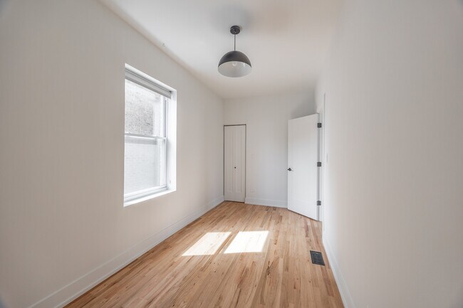 Building Photo - 3051 W Medill Ave