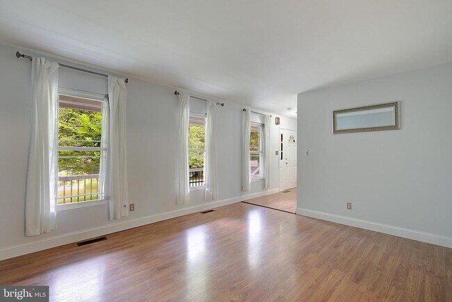 Building Photo - 48 Radcliffe Dr
