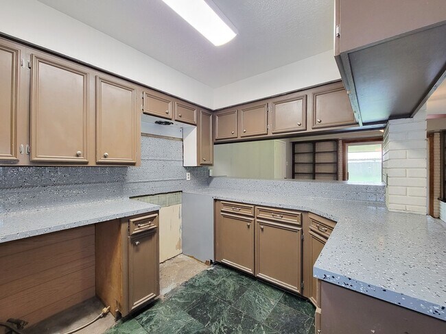 Building Photo - 1703 Raintree Dr