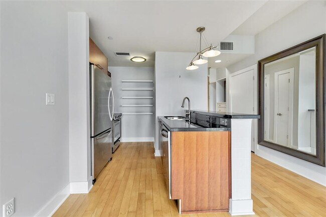 Building Photo - 603 Davis St