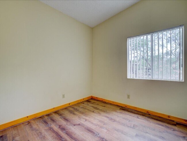 Building Photo - Charming 4-Bedroom Home with Spacious Living & Private Backyard!