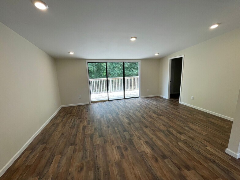 Building Photo - 1745 Bridgewater Dr