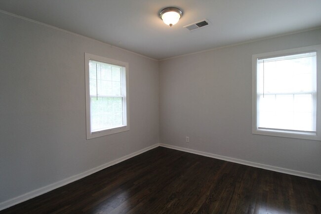 Building Photo - 2 Bedroom 1 Bath Home In Overland Park Kansas