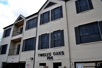 Building Photo - TWELVE OAKS 207