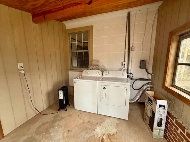 Building Photo - Three bedroom, 1 bath house with studio apartment in Burlington