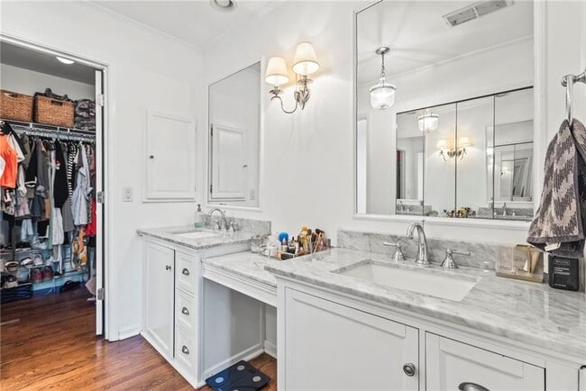 Building Photo - 3201 Lakeridge Dr SE